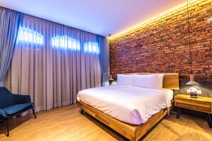 Kamer (Irving King) | Een kluis op de kamer, een bureau, een strijkplank/strijkijzer