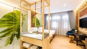 Suíte | Cofres nos quartos, escrivaninha, ferros/tábuas de passar roupa