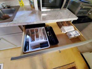 冷蔵庫、電子レンジ、コーヒー / ティーメーカー、トースター