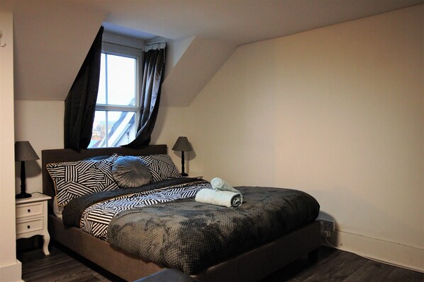 1 غرفة نوم ومكواة/لوح كي وواي فاي مجانًا وملاءات أسرّة