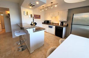 Fridge, microwave, oven, stovetop - Fontainebleau Sooo Scottsdale (Scottsdale)