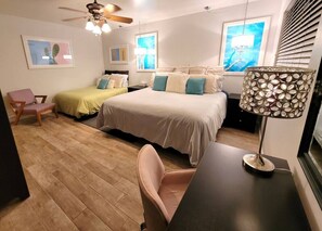 2 habitaciones, escritorio, tabla de planchar con plancha y wifi