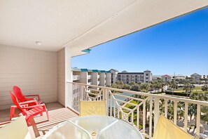 Outdoor dining - Fourth-floor, ocean-view condo with pool, high-speed WiFi, beach access & W/D (Miramar Beach)