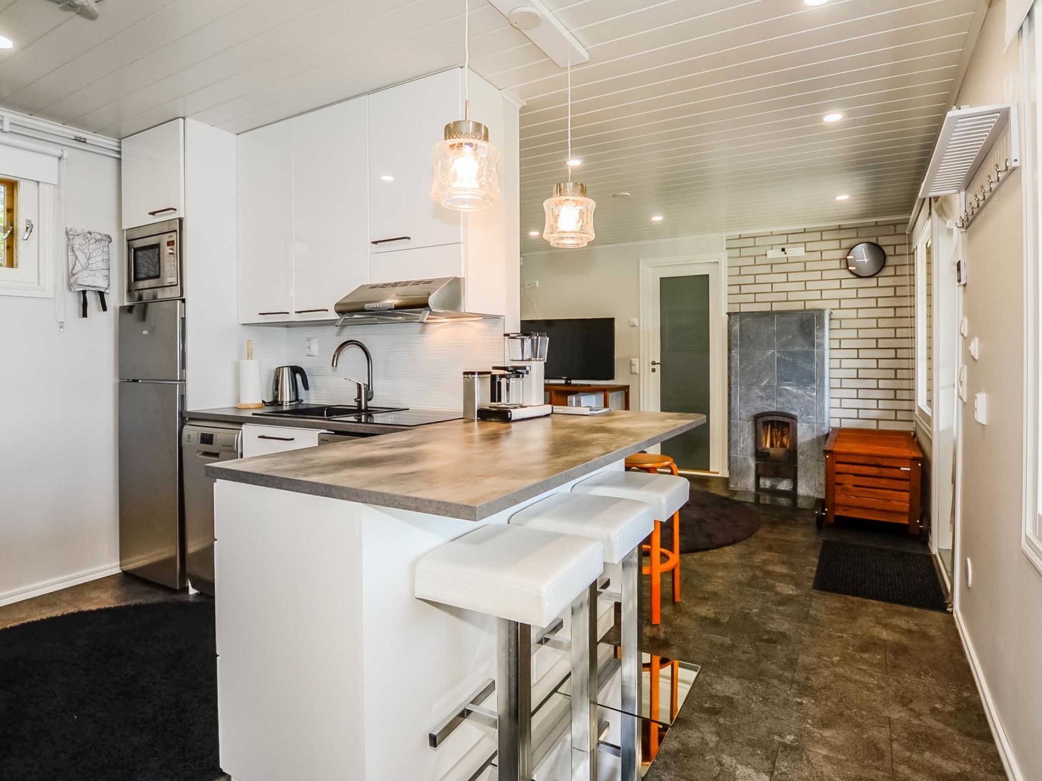 Fridge, microwave, dishwasher, cookware/dishes/utensils