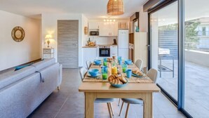 Una cocina moderna con armarios blancos, un microondas y un refrigerador.