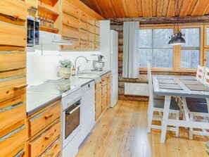 Fridge, microwave, dishwasher, cookware/dishes/utensils