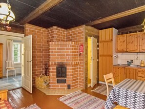 Refrigerador, microondas, horno, utensilios de cocina