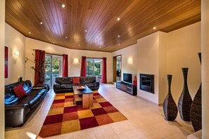 TV, peis, stereoanlegg og kontorer