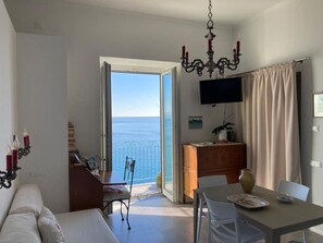 TV, stereo - 2 Bed Flat - Sleeps 4 - Parking - Wifi (Ravello)