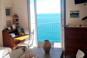 Interior - 2 Bed Flat - Sleeps 4 - Parking - Wifi (Ravello)