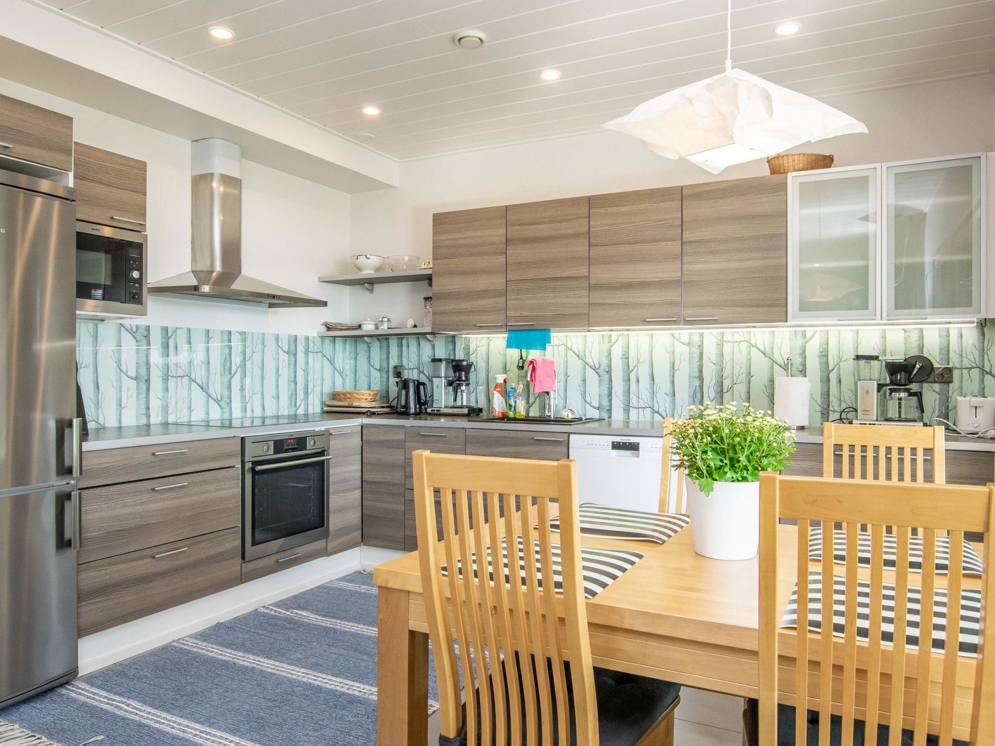 Kjøleskap, mikrobølgeovn, oppvaskmaskin og kjøkkenutstyr