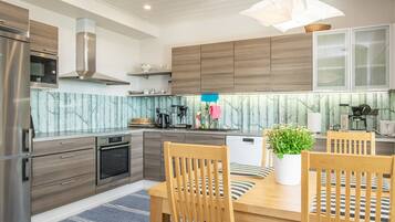 冷蔵庫、電子レンジ、食器洗い機、調理器具と食器