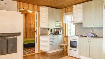 Fridge, microwave, dishwasher, cookware/dishes/utensils