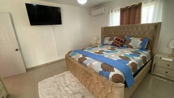 3 habitaciones, tabla de planchar con plancha, internet y ropa de cama