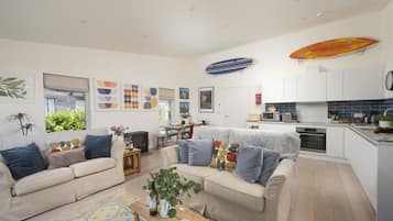 Smart TV, books, stereo