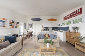 Smart TV, books, stereo