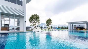 2 outdoor pools, a heated pool