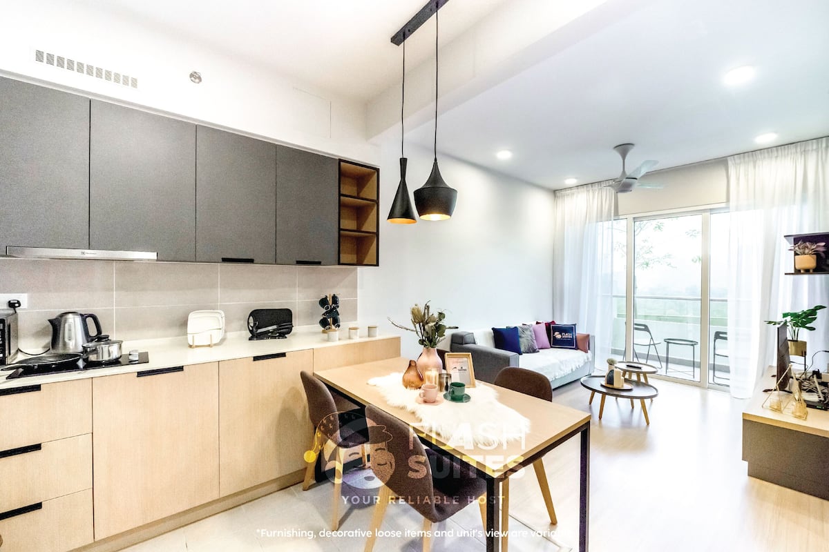 Une cuisine moderne avec un coin repas, un canapé et un balcon offrant une vue agréable.