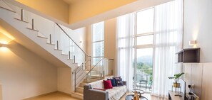 Suite Eksklusif, 2 kamar tidur (Duplex) | Area keluarga | Televisi LED 40-inci dengan saluran TV kabel dan TV