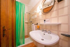 Combined shower/bathtub, bidet, towels