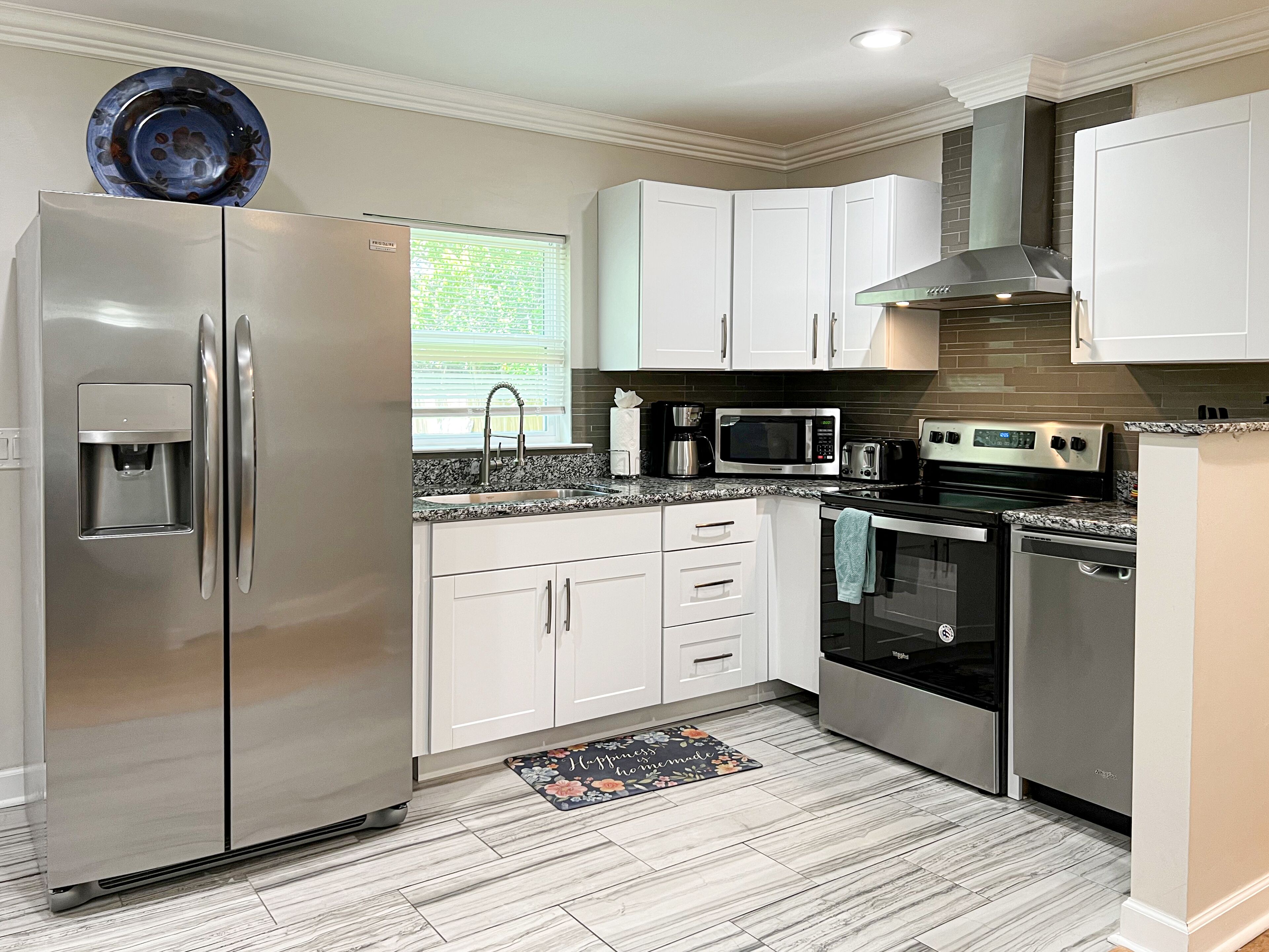 Microondas, parrilla de estufa, lavavajillas y cafetera y tetera 