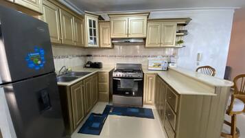 Jääkaappi, mikroaaltouuni, uuni, liesi