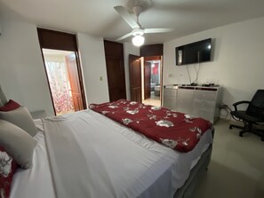 3 bedrooms, iron/ironing board, internet, bed sheets