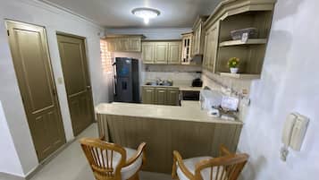 KĂŒhlschrank, Mikrowelle, Ofen, Herdplatte