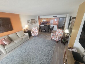 Smart-TV, DVD-Player, Bücher, Videothek