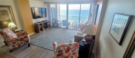 Smart TV, lettore DVD, libri, videoteca