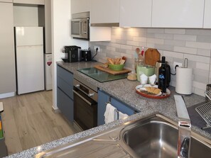 Mikrowelle, Ofen, Geschirrspüler, Hochstuhl