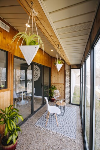 Sleeps 18 & Heated Pool & MiniGolf by Uptown Dallas