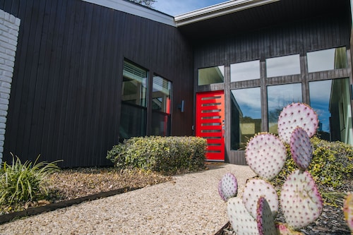 Spacious Sleeps 20 with Heated Pool & Game Room by Uptown Dallas