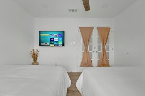 5 bedrooms, WiFi, wheelchair access - Spacious Sleeps 20 with Heated Pool & Game Room by Uptown Dallas (Dallas)