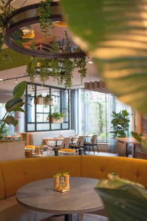 Breakfast, lunch and dinner served - voco The Hague by IHG (The Hague)