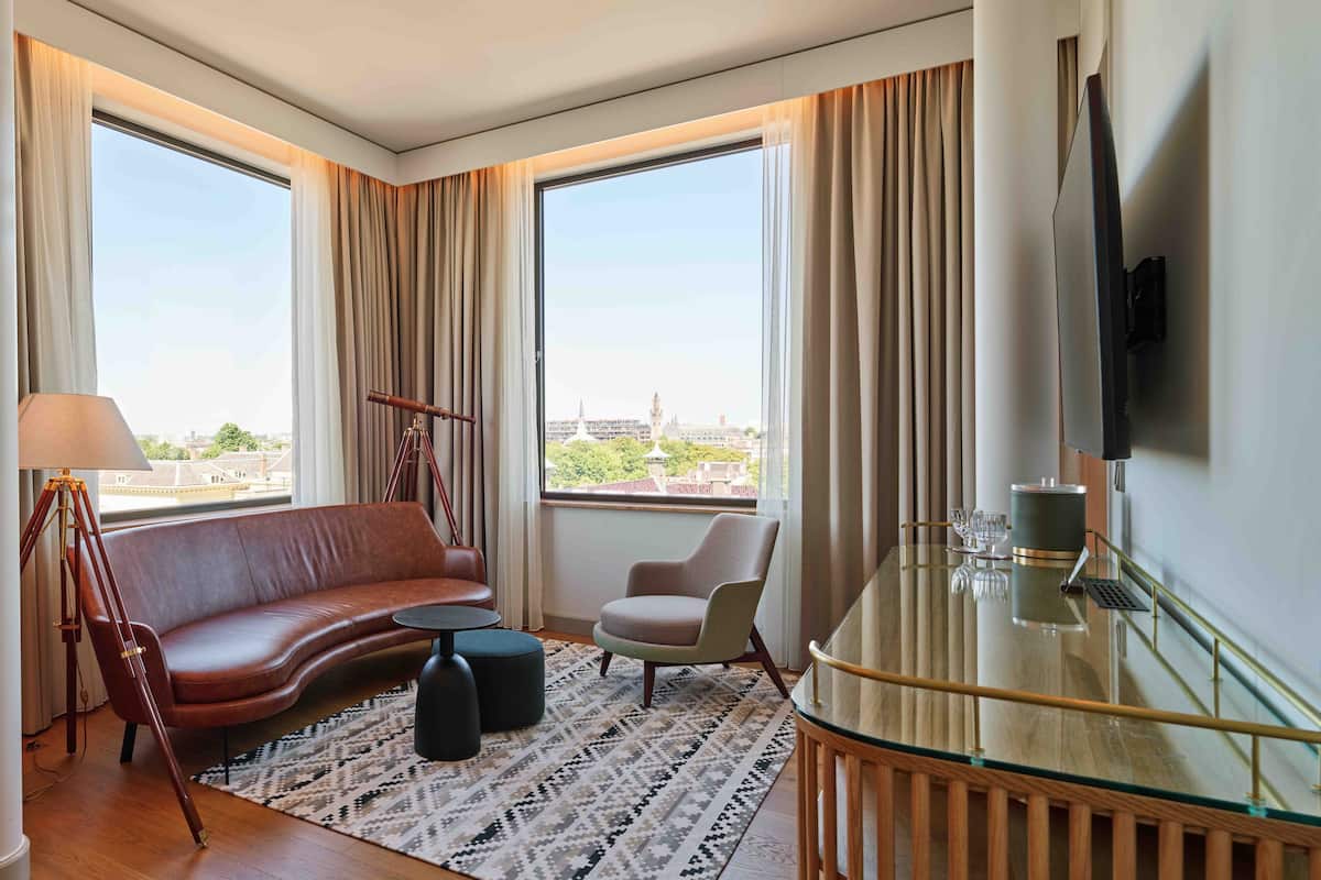 Suite, 1 kingsize bed met slaapbank | 1 slaapkamer, luxe beddengoed, een minibar, een kluis op de kamer
