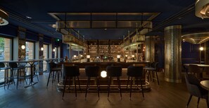 提供午餐和晚餐