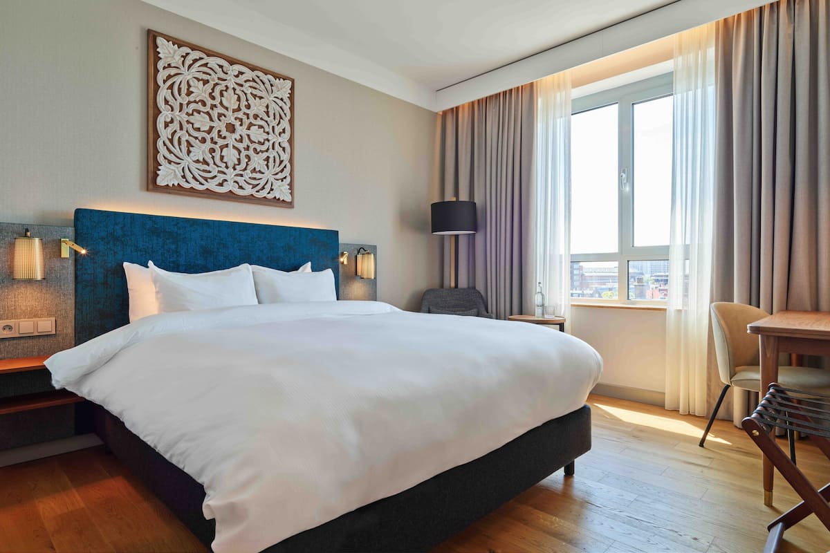 Premium bedding, minibar, in-room safe, desk