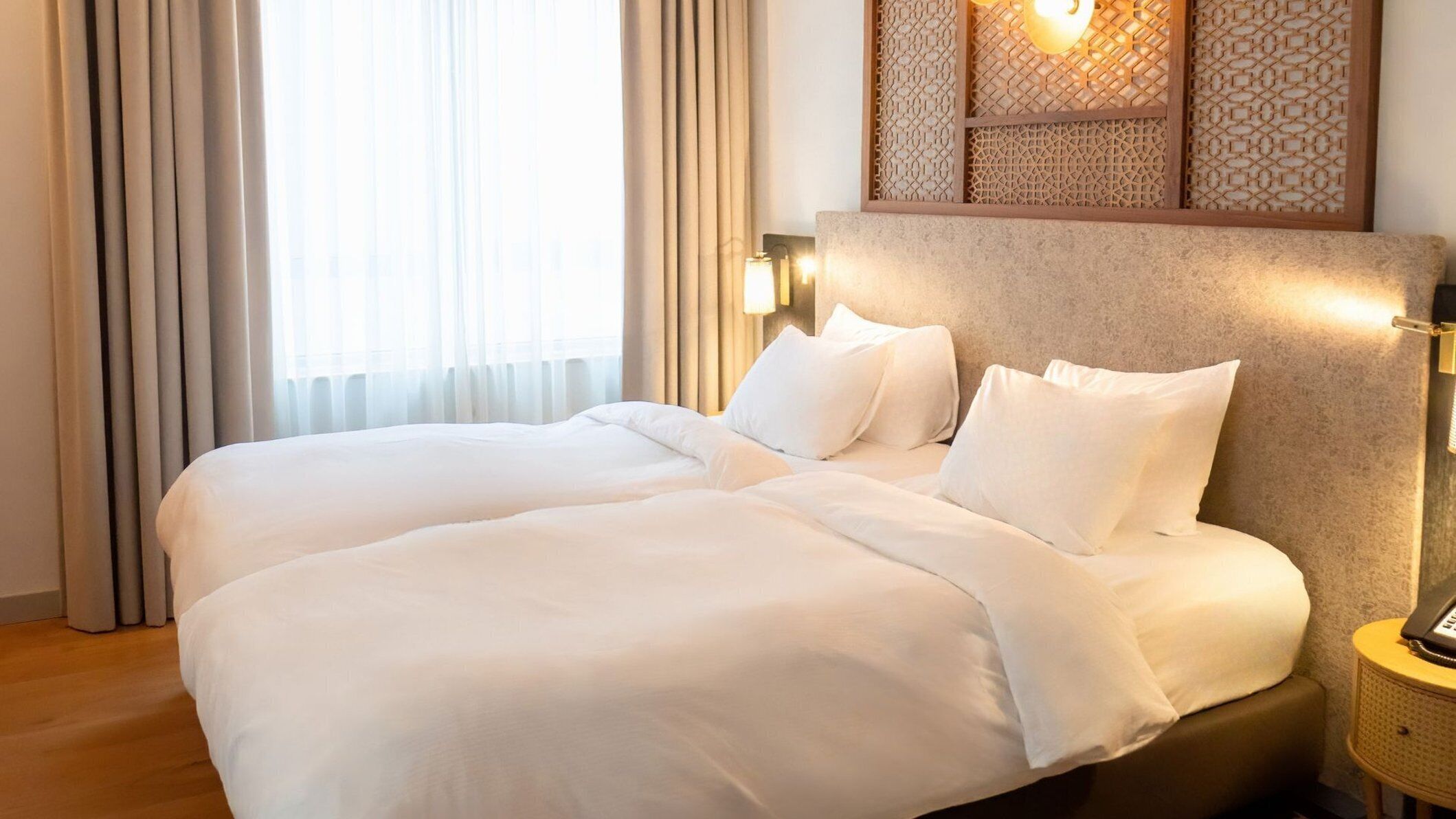 Premium kamer, Meerdere bedden | Luxe beddengoed, een minibar, een kluis op de kamer, een bureau