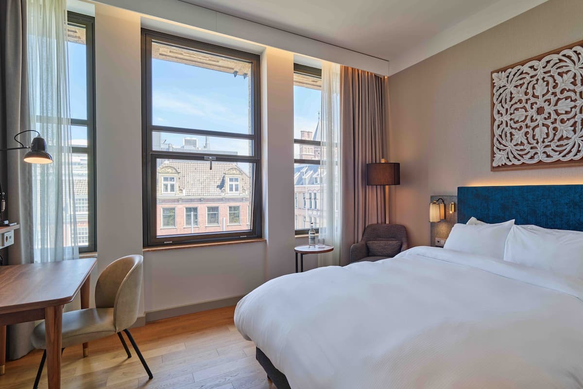 Premium Room, 1 Queen Bed, City View | Premium bedding, minibar, in-room safe, desk