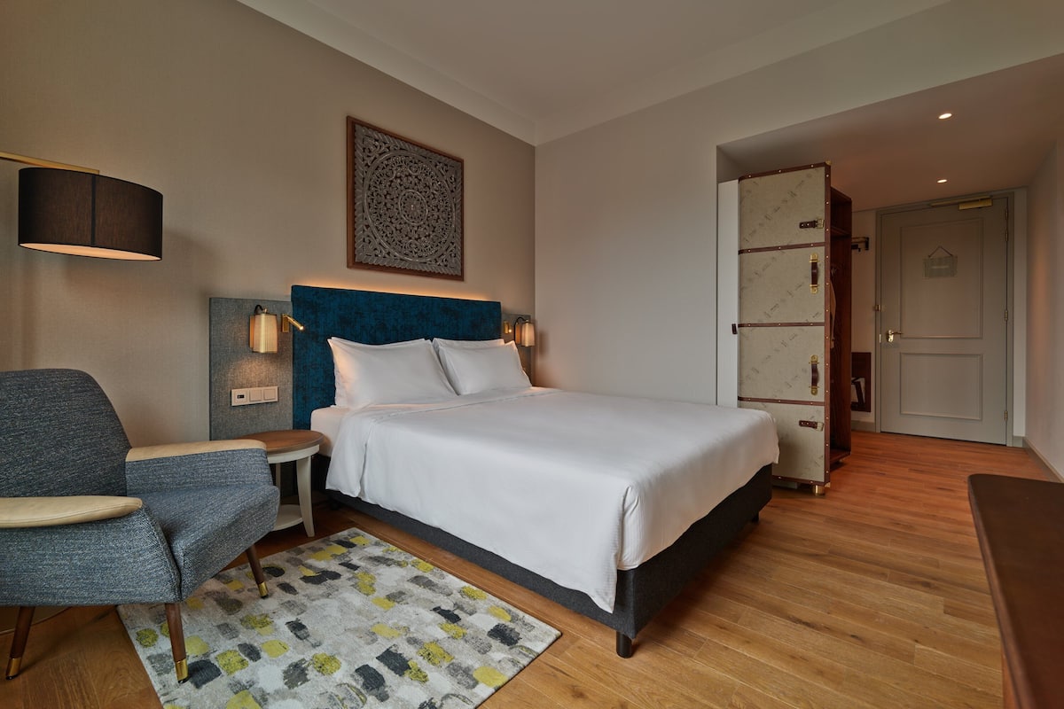 Premium bedding, minibar, in-room safe, desk