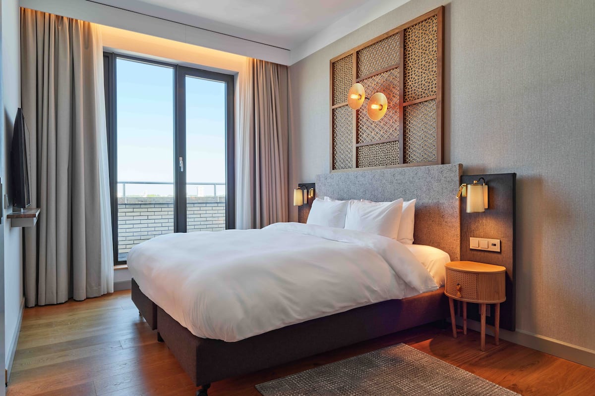 Suite, 1 kingsize bed | 1 slaapkamer, luxe beddengoed, een minibar, een kluis op de kamer