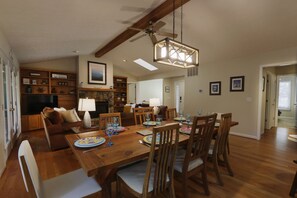 Dining - Game Room~Grill~Screen Porch~Fireplace~Top of Mountain~Walk to Most Amenities (McGaheysville)