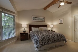 5 bedrooms, WiFi, bed sheets - Game Room~Grill~Screen Porch~Fireplace~Top of Mountain~Walk to Most Amenities (McGaheysville)