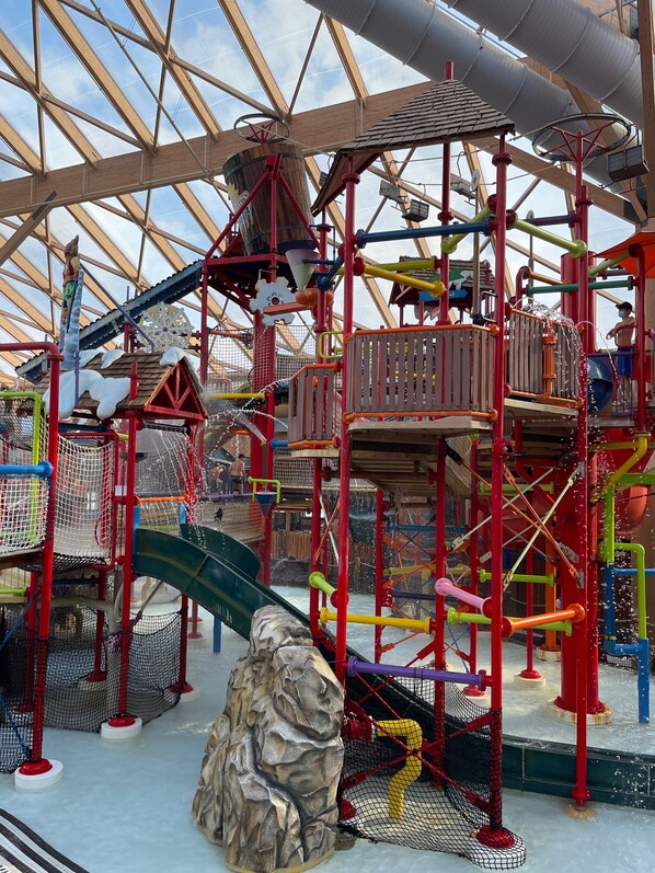 Children’s area - Game Room~Grill~Screen Porch~Top of Mountain~Pool Access~Walk to Most Amenities (McGaheysville)