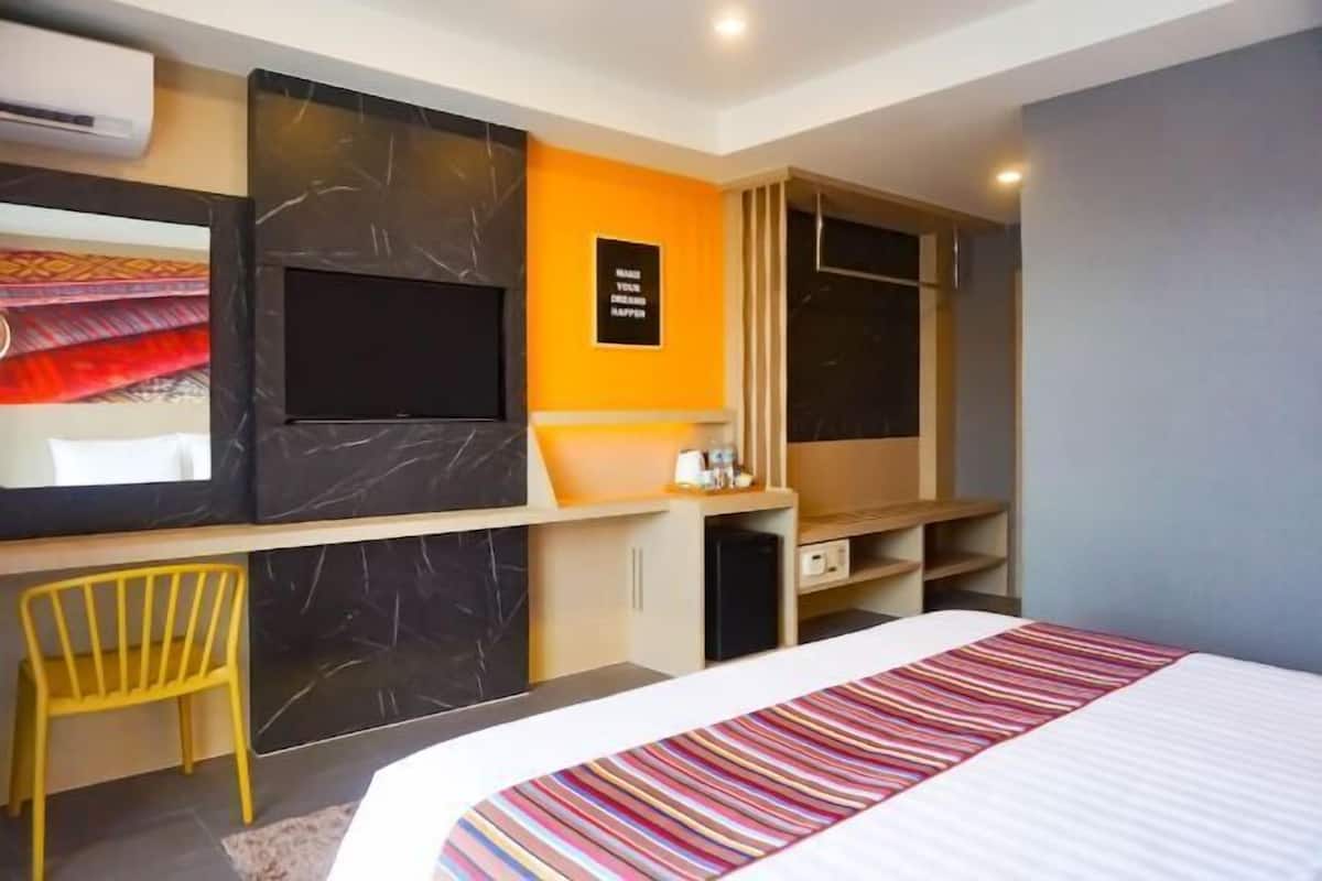 In-room safe, desk, iron/ironing board, free WiFi