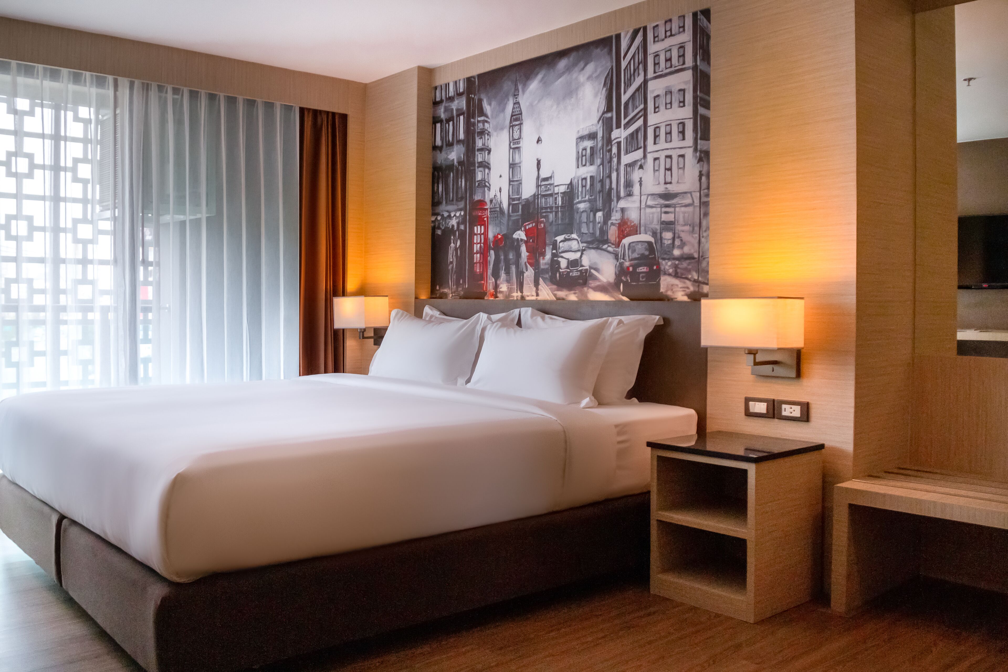 deluxe corner premier | 1 bedroom, in-room safe, desk, iron/ironing board