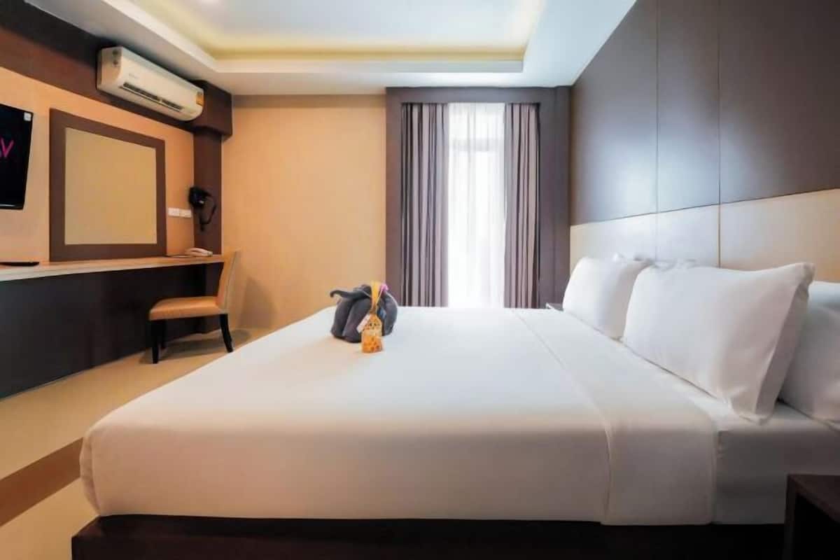 In-room safe, desk, iron/ironing board, free WiFi