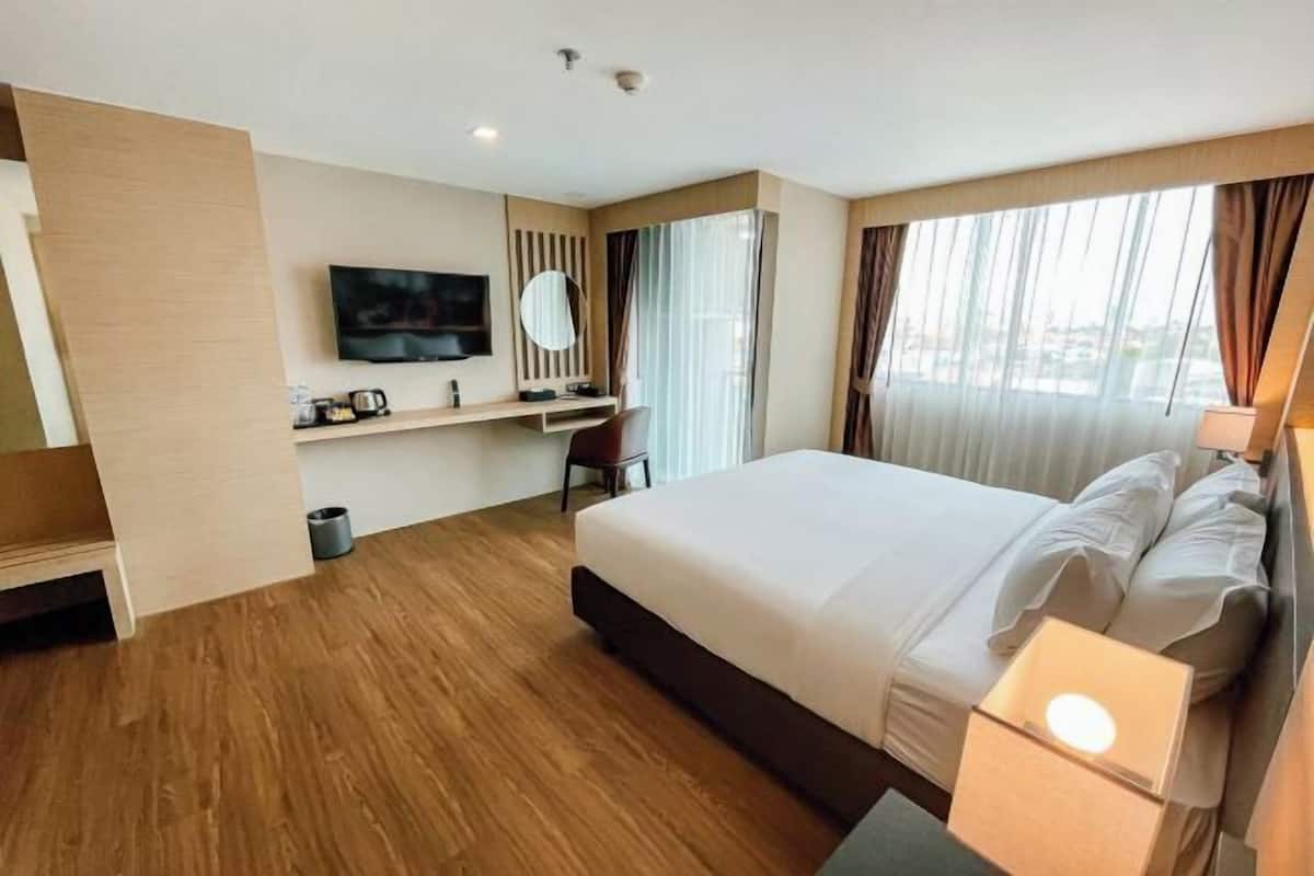 In-room safe, desk, iron/ironing board, free WiFi