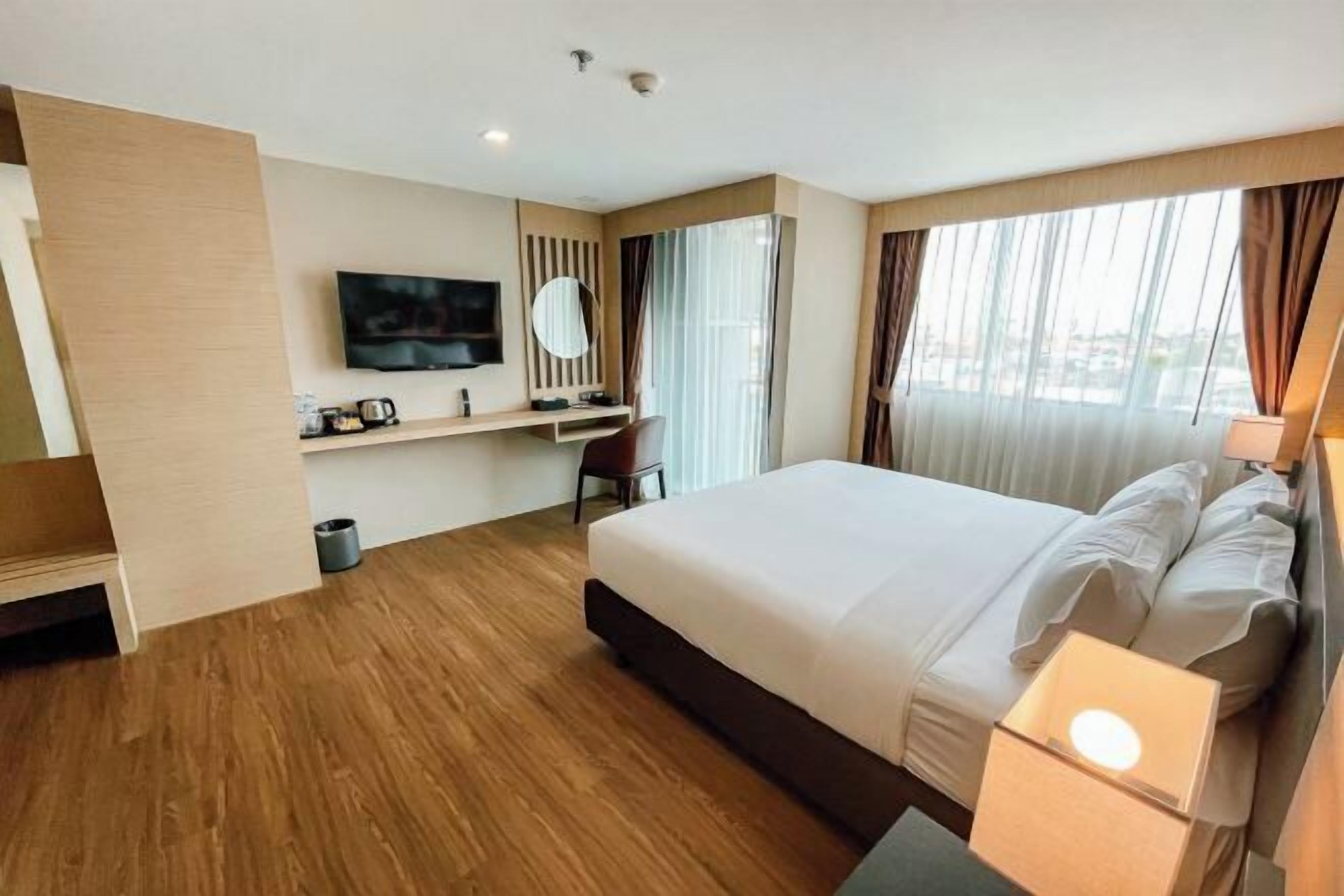 Een kluis op de kamer, een bureau, een strijkplank/strijkijzer